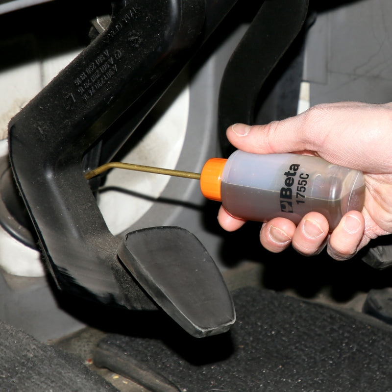 1755C 125-PLASTIC OIL CANS - CURVED